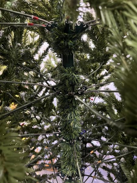 დათოვლილი ნაძვის ხე - 240სმ გირჩით და კენკრით PE+PVC - Image 4