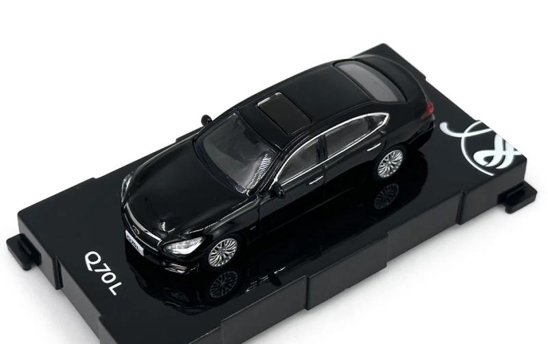 საკოლექციო მანქანა Paudi 1:64  car model Infiniti Q70L White 2018 - Image 2