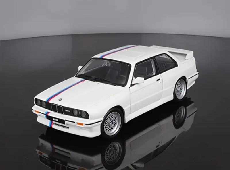 საკოლექციო მანქანა 1:24 Bburago 1988 BMW 3 Series M3 E30 White  - Image 3